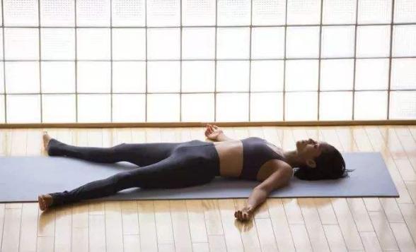 瑜伽“休息术”45分钟胜过睡眠3小时推荐4个体式睡前做(图4)