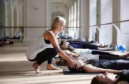 瑜伽“休息术”45分钟胜过睡眠3小时推荐4个体式睡前做(图7)