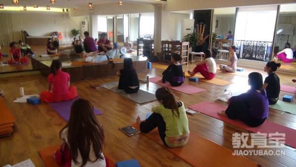 六个瑜伽动作帮你远离肩颈背僵硬瑜伽动作(图1)