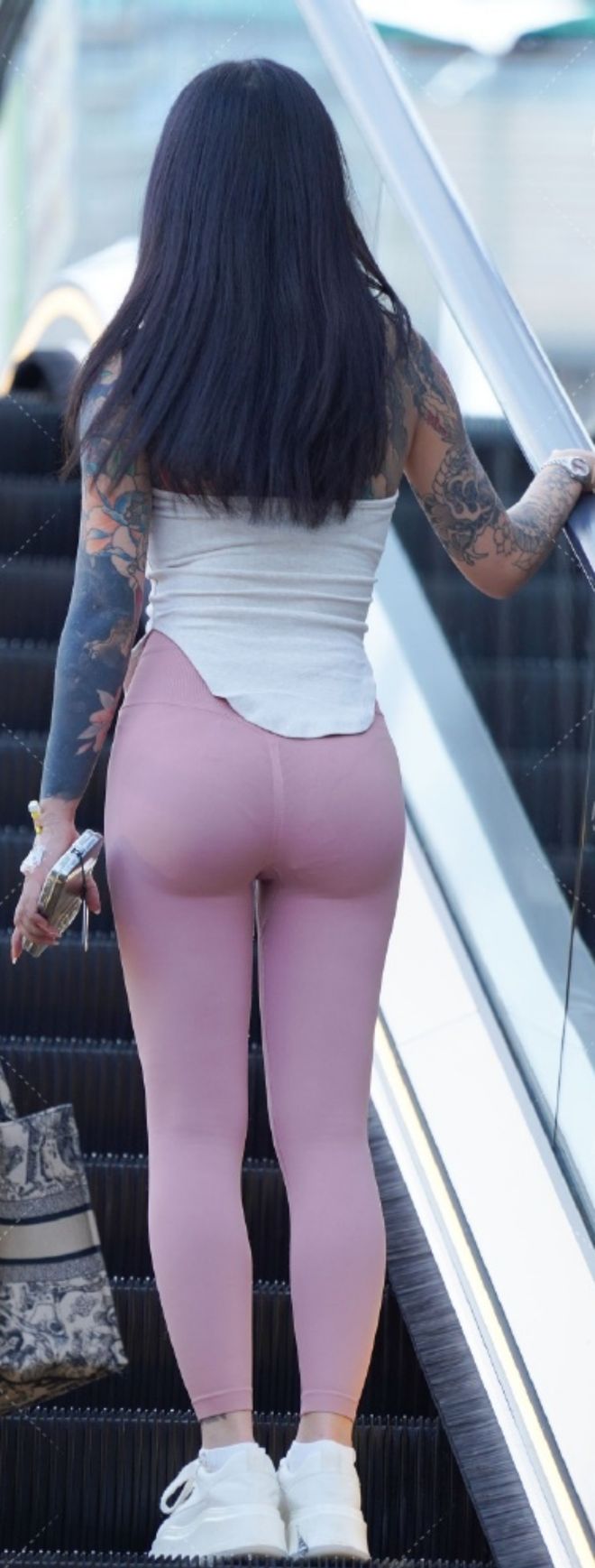 可甜可御的小姐姐太好看白色挂脖上衣搭粉色瑜伽裤甜美又柔和(图2)