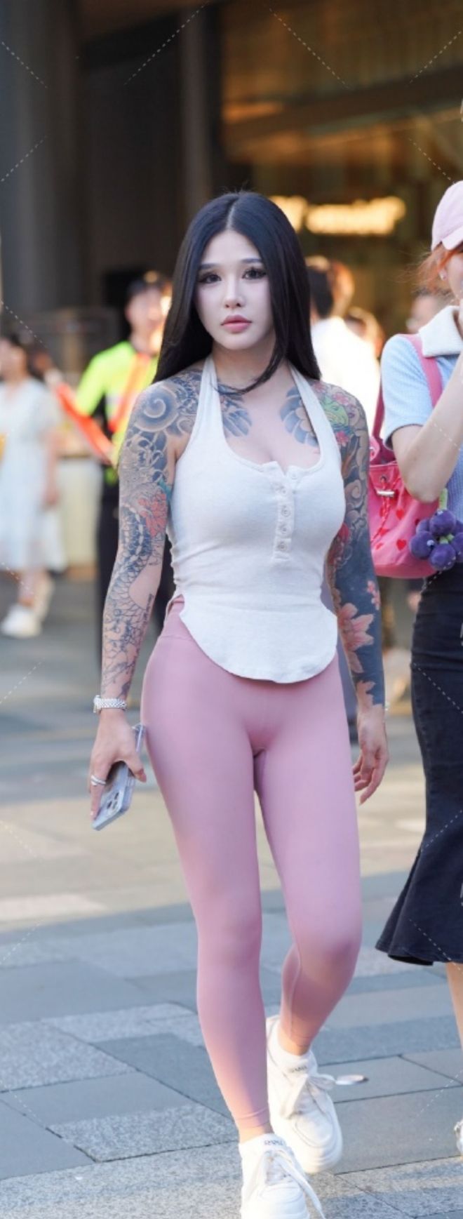 可甜可御的小姐姐太好看白色挂脖上衣搭粉色瑜伽裤甜美又柔和(图3)